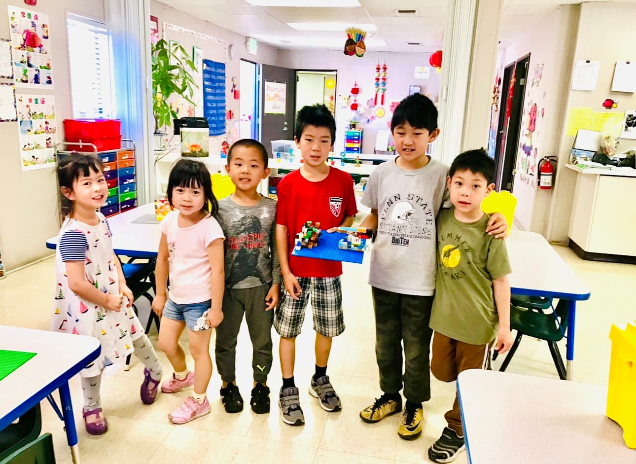 学生们展示合作完成的乐高作品。